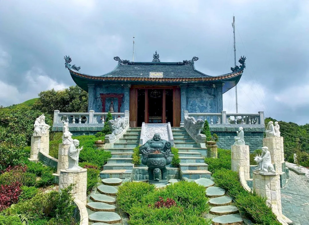 While exploring the Heaven Gate, you might discover a sense of peace at O Quy Ho Pagoda 